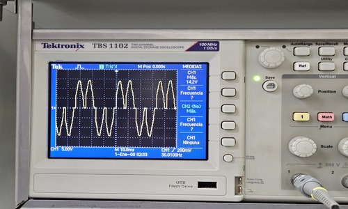Cycloconverter output waveform measured with an oscilloscope